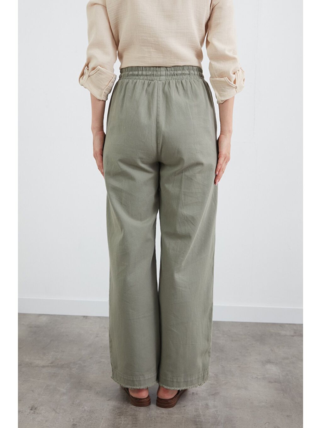 Turkuaz Paçası Püsküllü Beli Lastikli Gabardin Pantolon-3