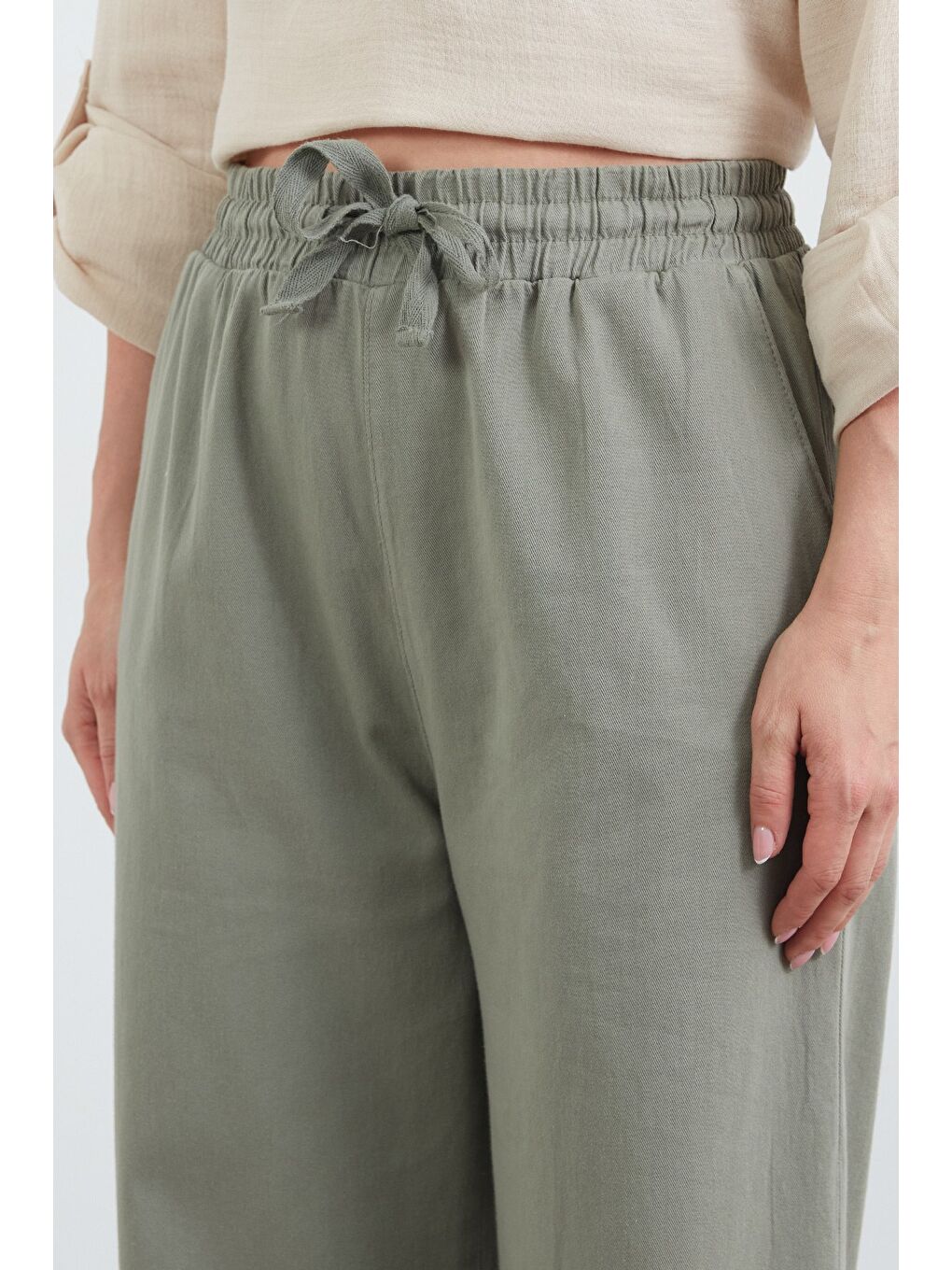 Turkuaz Paçası Püsküllü Beli Lastikli Gabardin Pantolon-4