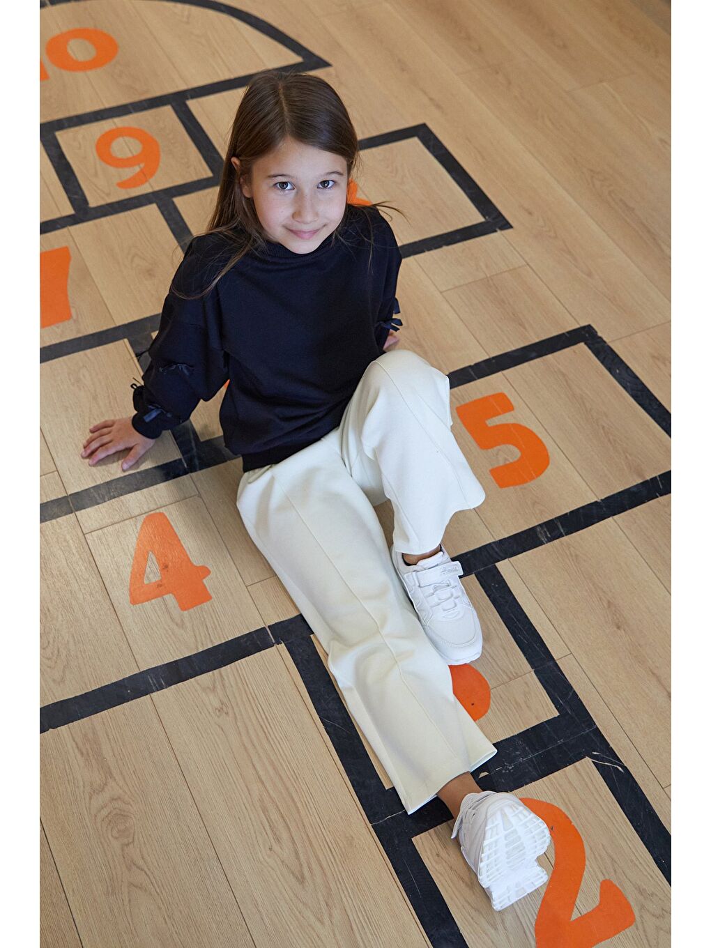 Siyah Kolu Fiyonk Detaylı Bisiklet Yaka Kız Çocuk Sweatshirt-1