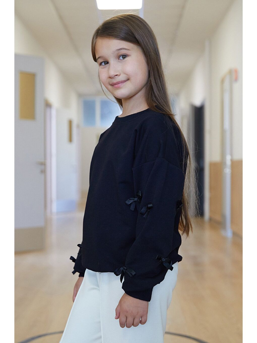 Siyah Kolu Fiyonk Detaylı Bisiklet Yaka Kız Çocuk Sweatshirt-2