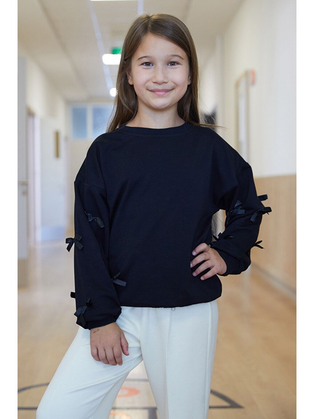 Siyah Kolu Fiyonk Detaylı Bisiklet Yaka Kız Çocuk Sweatshirt-3