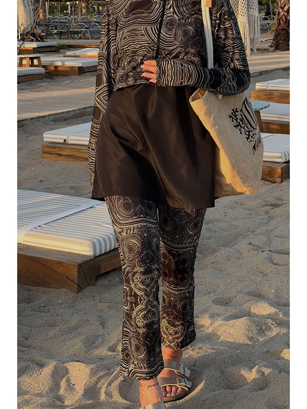 Modern Desen Detaylı Tam Kapalı Tesettür Mayo 4111 Siyah-4