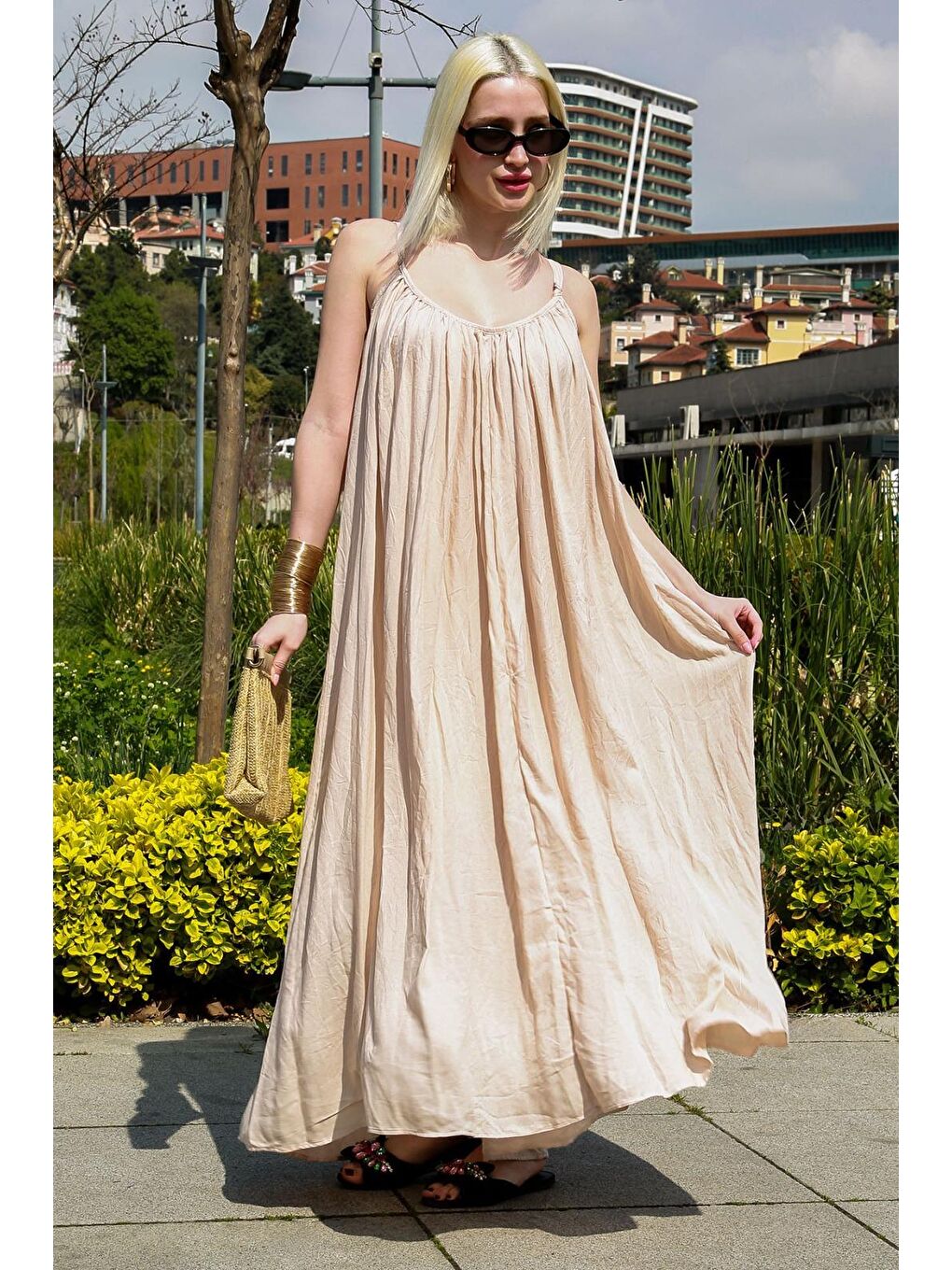 Bej Halter Yaka Yırtmaç Detaylı Desenli Uzun Elbise Mg2162