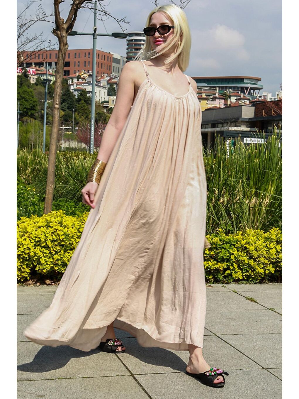 Bej Halter Yaka Yırtmaç Detaylı Desenli Uzun Elbise Mg2162-1