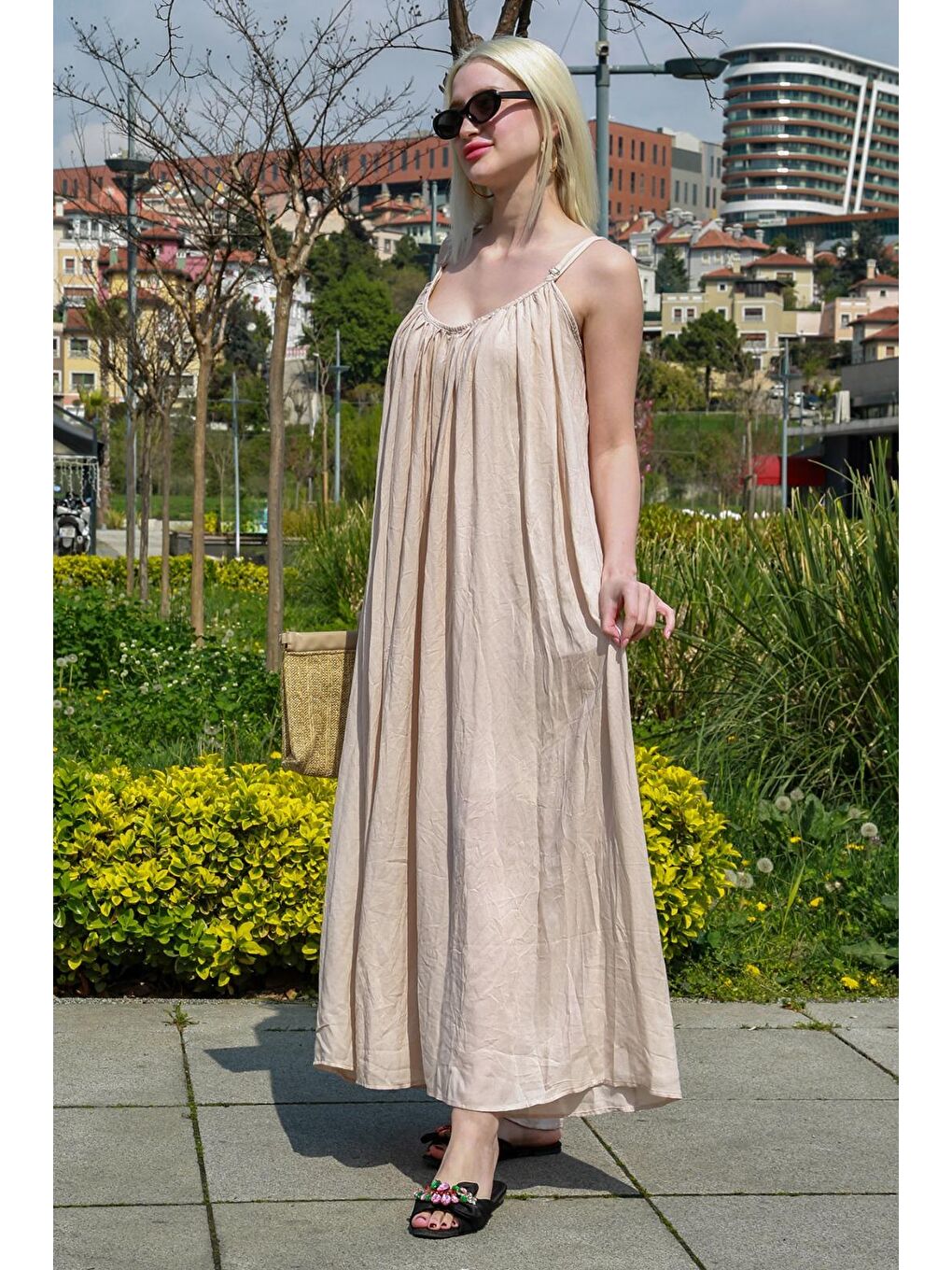 Bej Halter Yaka Yırtmaç Detaylı Desenli Uzun Elbise Mg2162-6