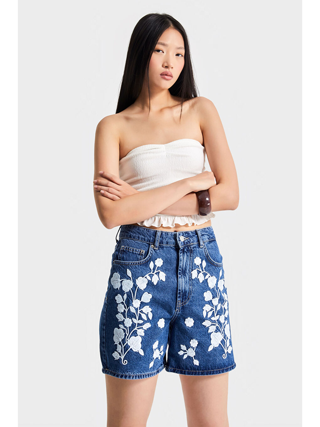 Kadın Mavi Renk 1S5-5 Beyaz Çiçek Nakışlı Midi Boy %100 Pamuk Tasarım Denim Şort
