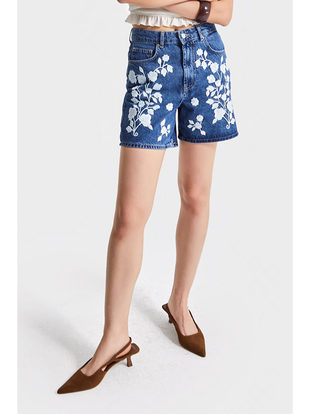 Kadın Mavi Renk 1S5-5 Beyaz Çiçek Nakışlı Midi Boy %100 Pamuk Tasarım Denim Şort-2