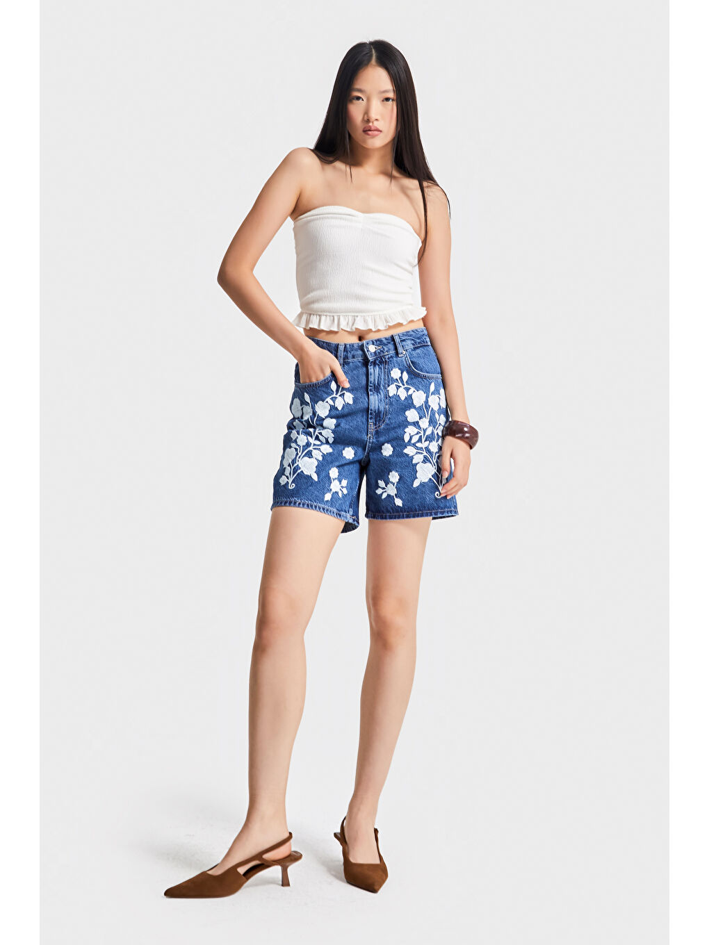 Kadın Mavi Renk 1S5-5 Beyaz Çiçek Nakışlı Midi Boy %100 Pamuk Tasarım Denim Şort-3