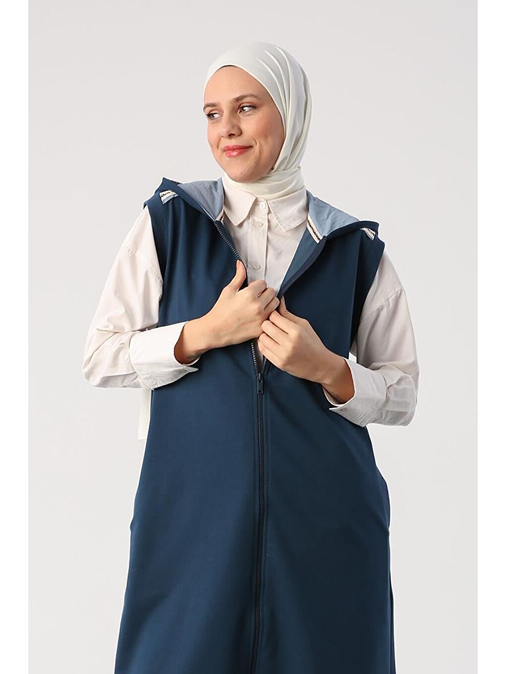 Koyu İndigo Dokuma Garnili Şerit Detaylı Kapüşonlu Yelek-2