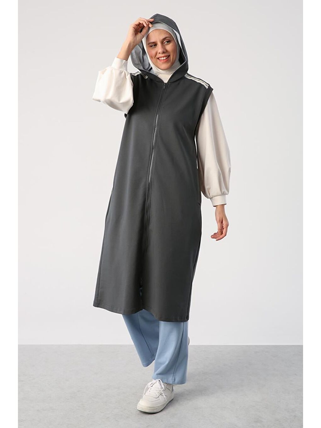 Antrasit Dokuma Garnili Şerit Detaylı Kapüşonlu Yelek