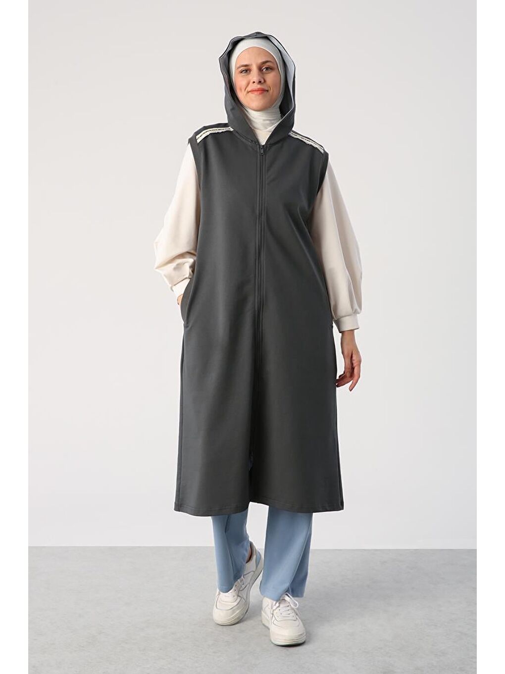 Antrasit Dokuma Garnili Şerit Detaylı Kapüşonlu Yelek-1