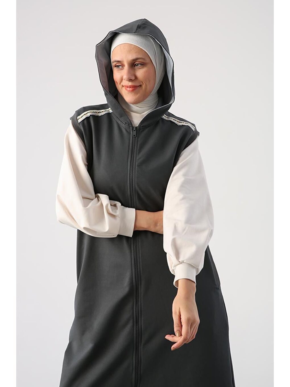 Antrasit Dokuma Garnili Şerit Detaylı Kapüşonlu Yelek-3