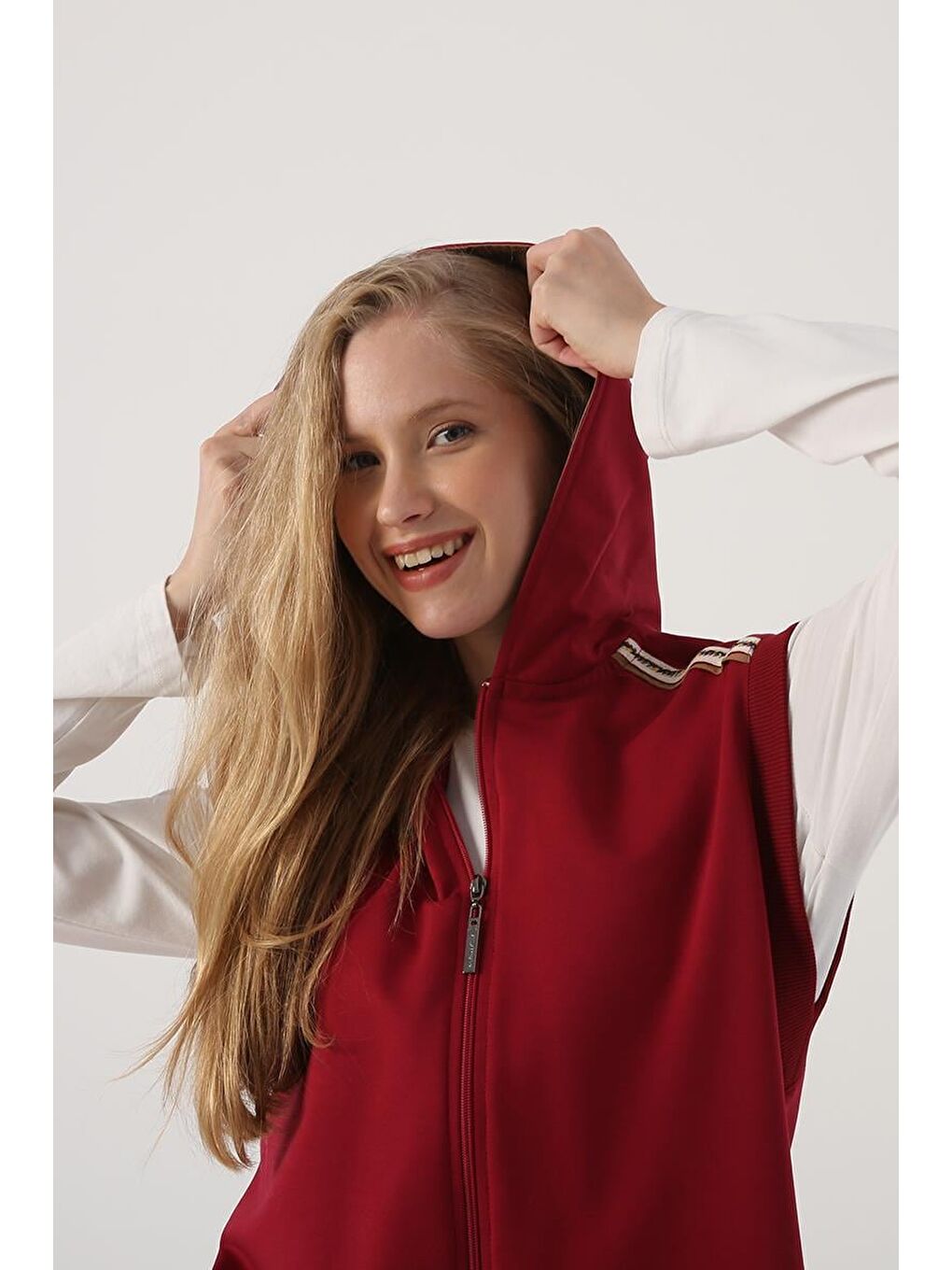 Koyu Bordo-Dokuma Garnili Şerit Detaylı Kapüşonlu Yelek