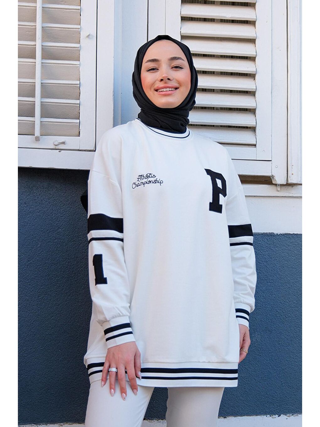 Bisiklet Yaka Kolları Şeritli Sweat Beyaz