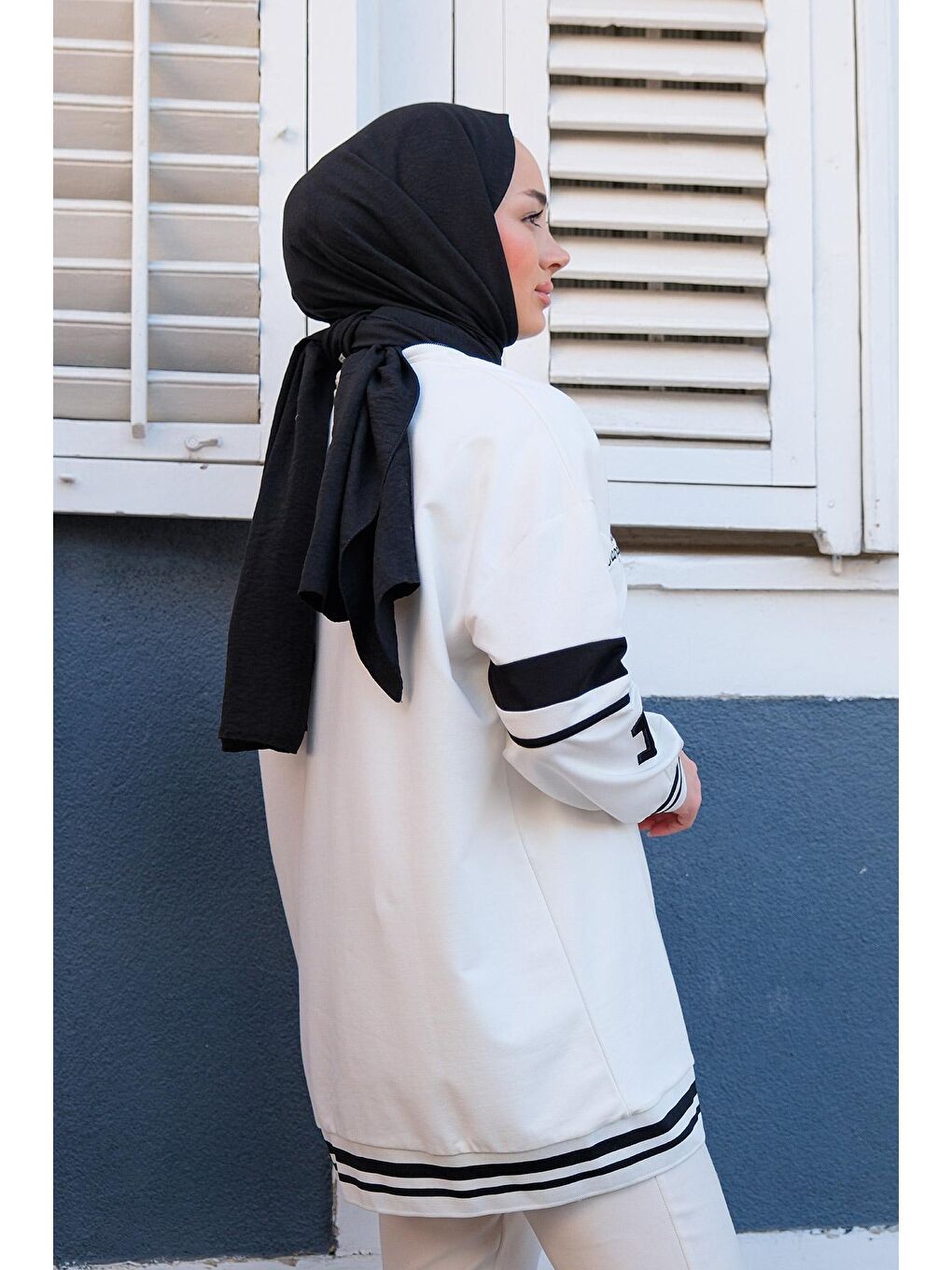 Bisiklet Yaka Kolları Şeritli Sweat Beyaz-4