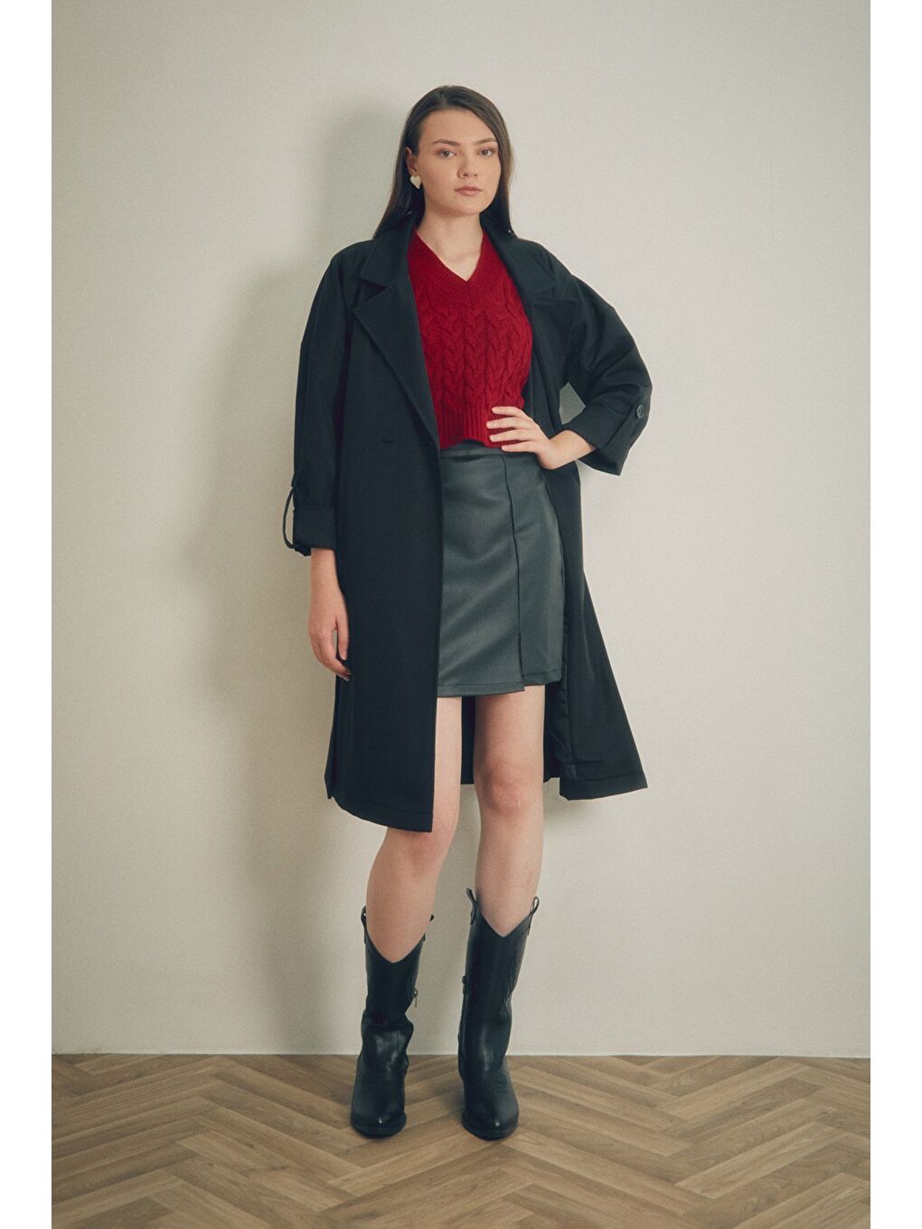 Siyah Kruvaze Yaka Kolu Katlamalı Trençkot