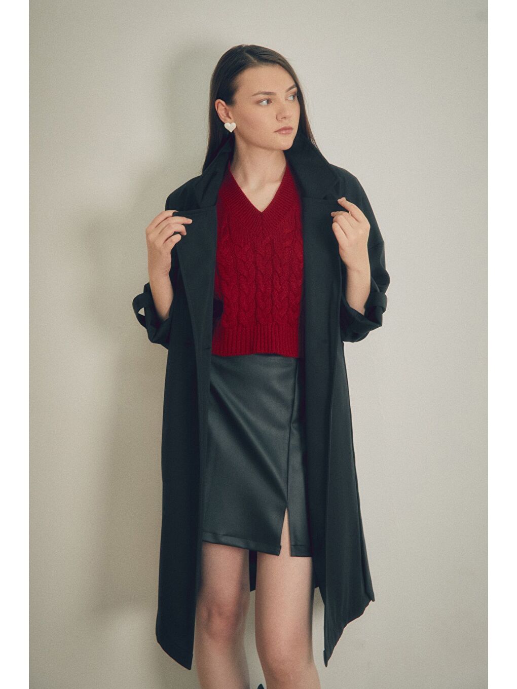 Siyah Kruvaze Yaka Kolu Katlamalı Trençkot-1