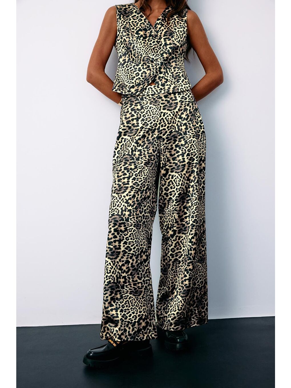 Kruvaze Leopar Saten Yelek - Gri-5