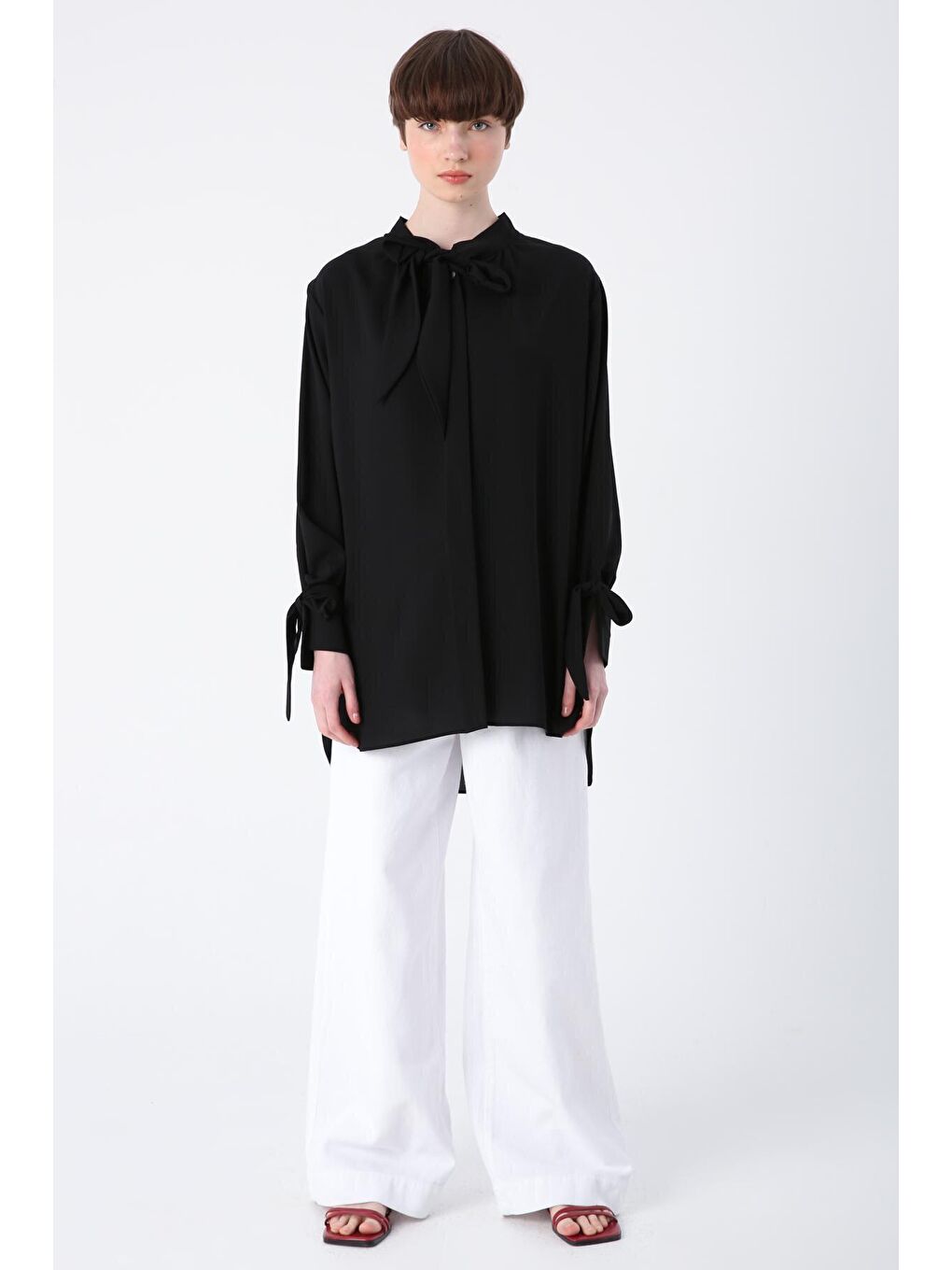 Siyah Yakası Fularlı Kolları Bağlama Detaylı Gömlek Tunik-1