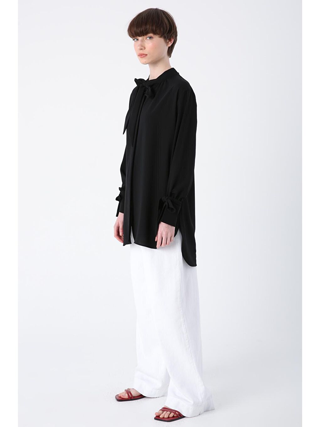 Siyah Yakası Fularlı Kolları Bağlama Detaylı Gömlek Tunik-2