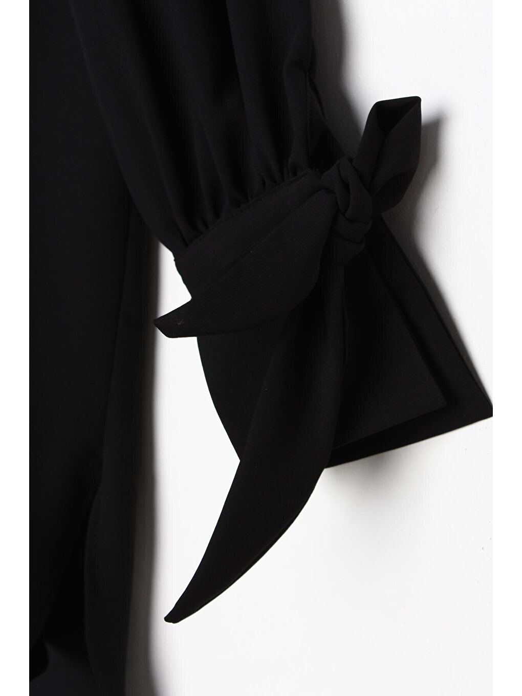 Siyah Yakası Fularlı Kolları Bağlama Detaylı Gömlek Tunik-4