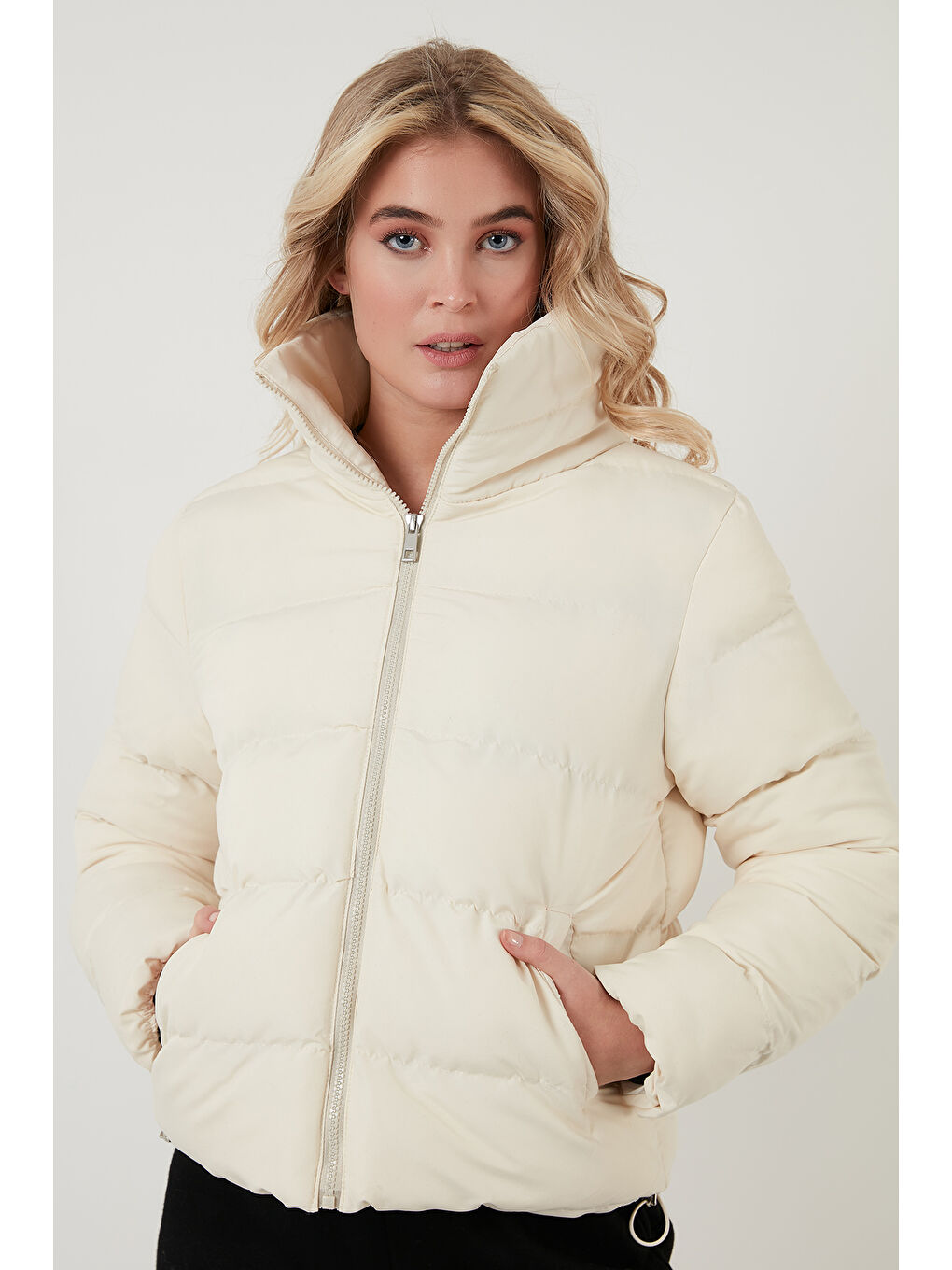 Ekru Dik Yaka Cepli Şişme Kısa Mont 6020045-6