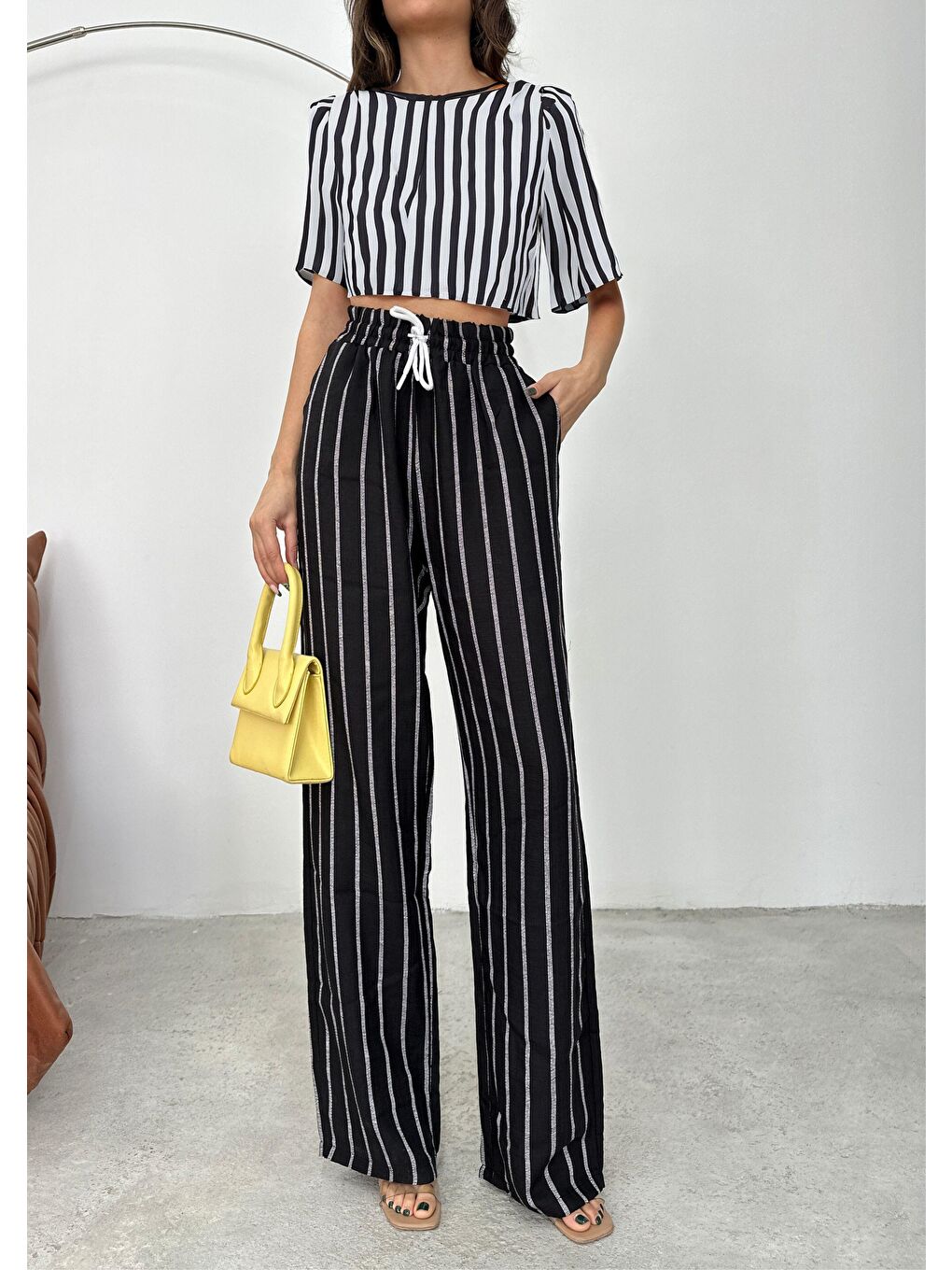 Siyah Çizgili Bol Paça Beli Lastikli Denim Görünümlü Pantolon