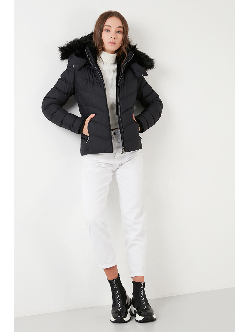 Siyah Pelüş Astarlı Slim Fit Suni Kürklü Çıkarılabilir Kapüşonlu Cepli Kadın Mont 497ADELE-6