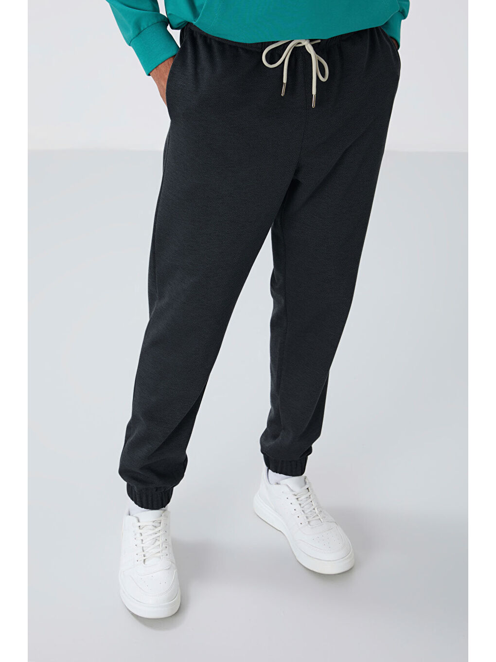 Koyu Gri Yüzeyi Dokulu Standart Fit Erkek Eşofman Alt - 82156-3