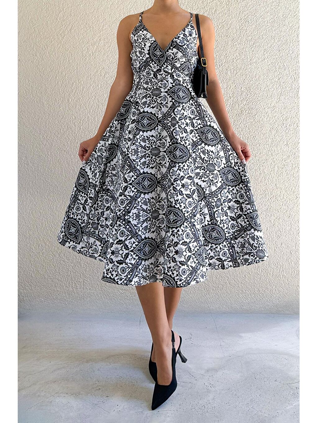 Siyah Desenli Dekolteli Midi Boy Elbise Mg1537