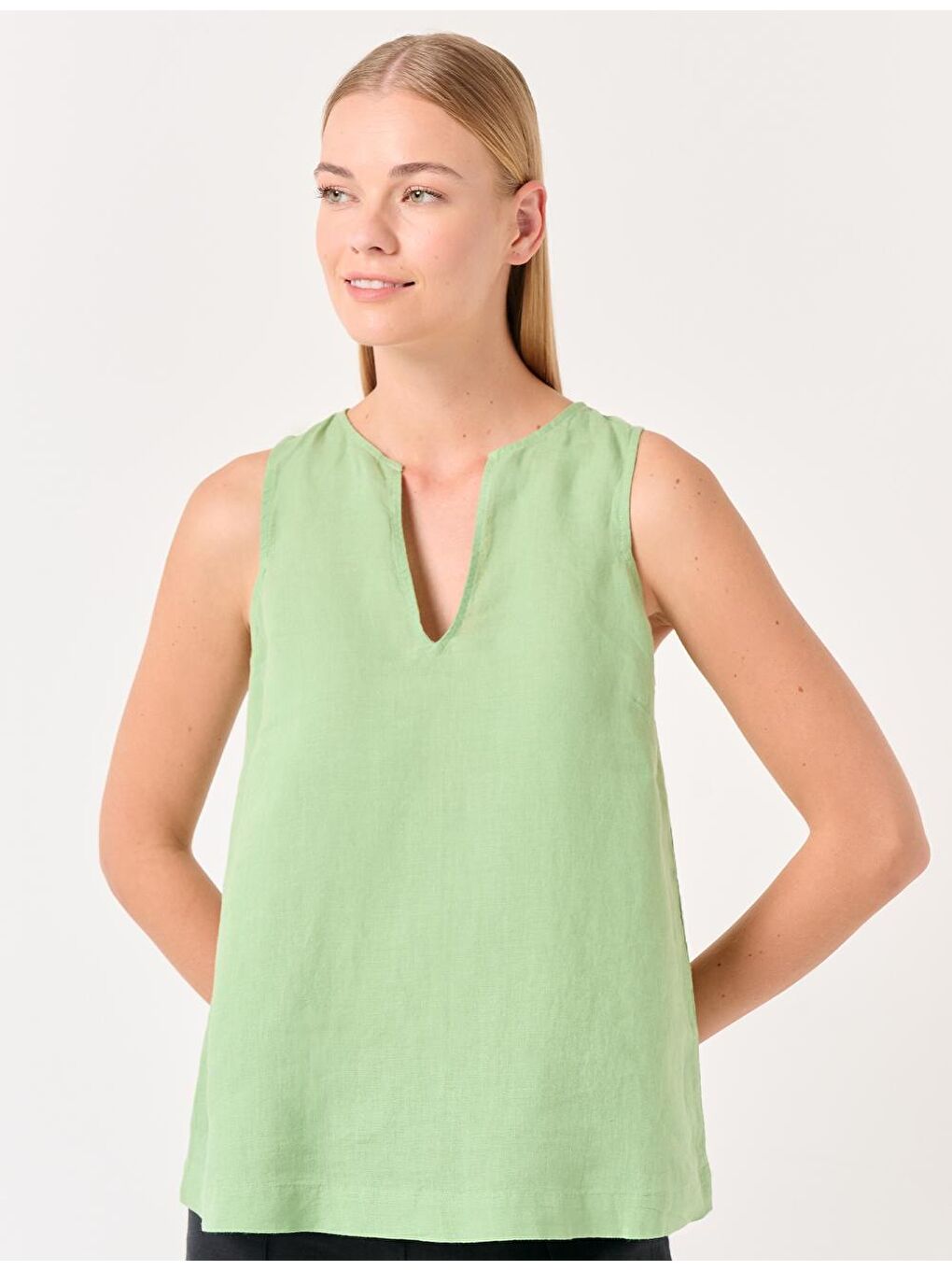 Ada Çayı Yeşili Düz Kesim V Yaka Kolsuz Keten Bluz