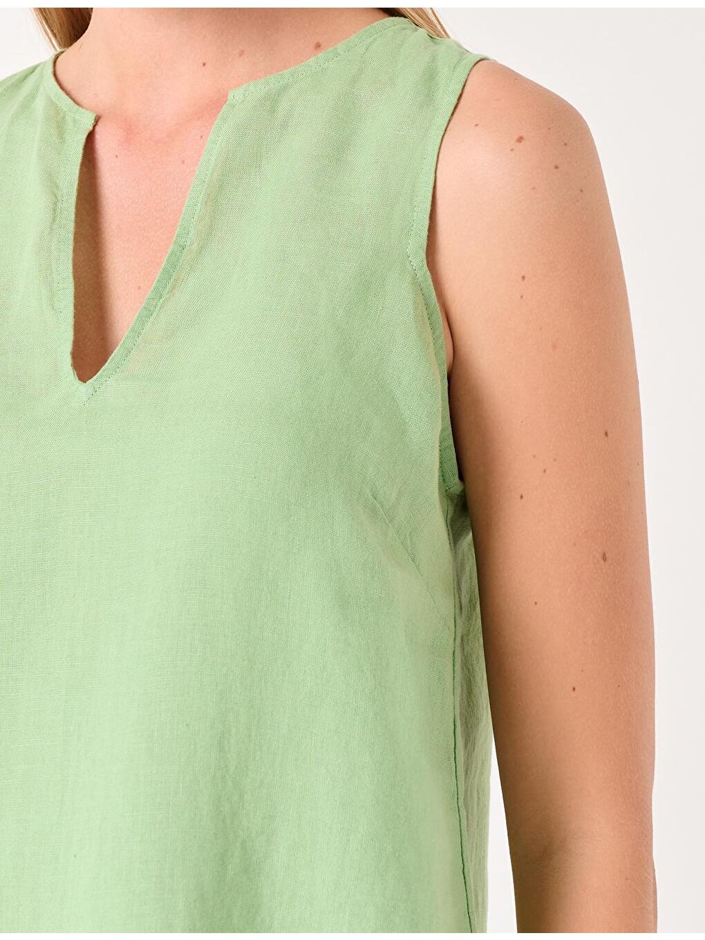 Ada Çayı Yeşili Düz Kesim V Yaka Kolsuz Keten Bluz-1