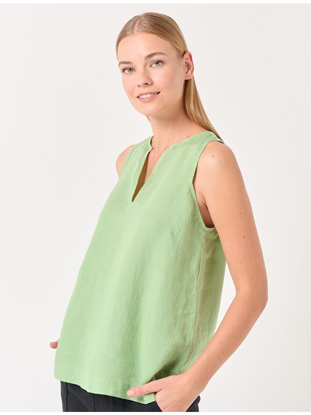 Ada Çayı Yeşili Düz Kesim V Yaka Kolsuz Keten Bluz-3