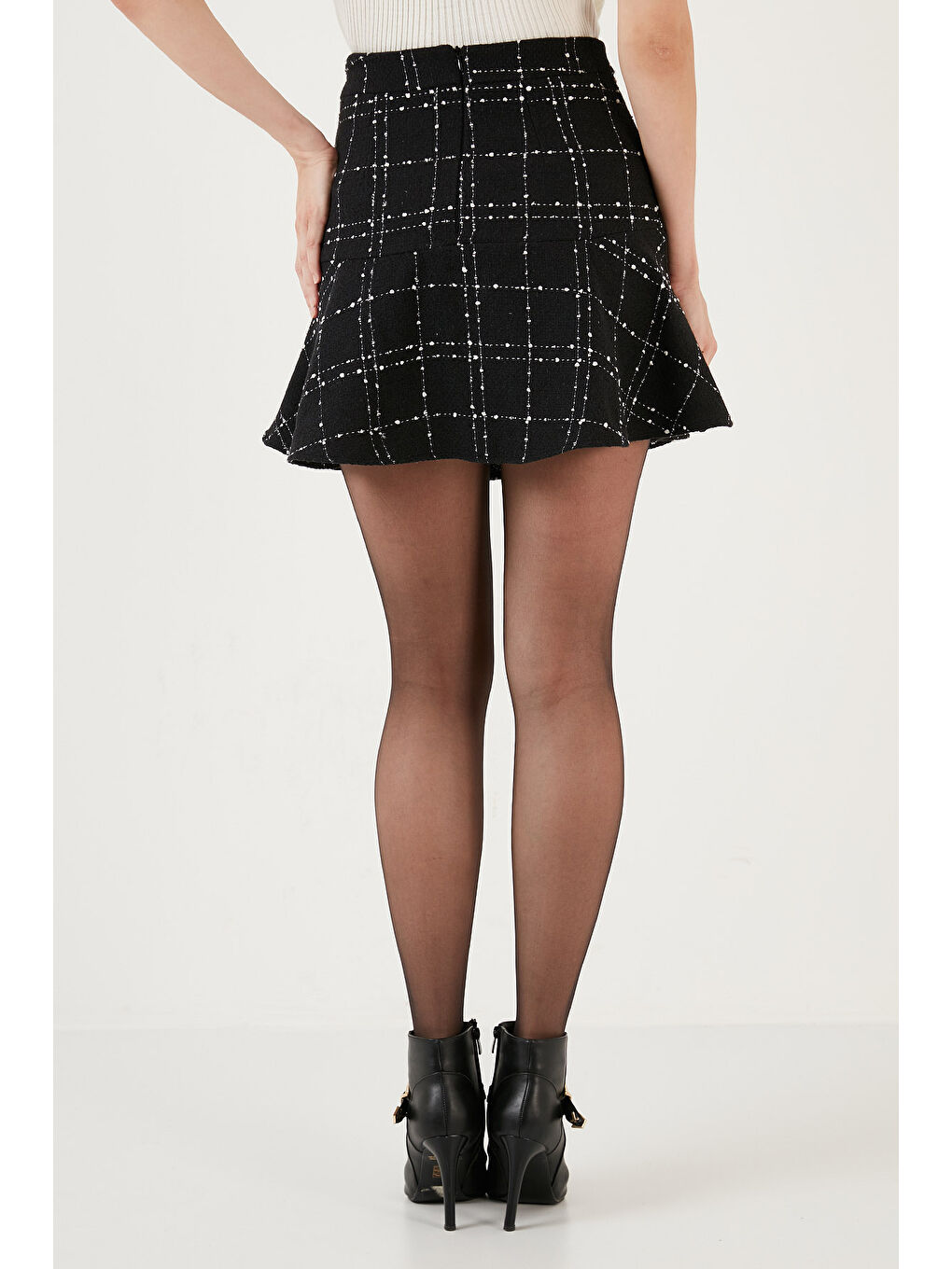 Siyah Kareli Volanlı Mini Kışlık Kadın Etek 611ET00176W4-5