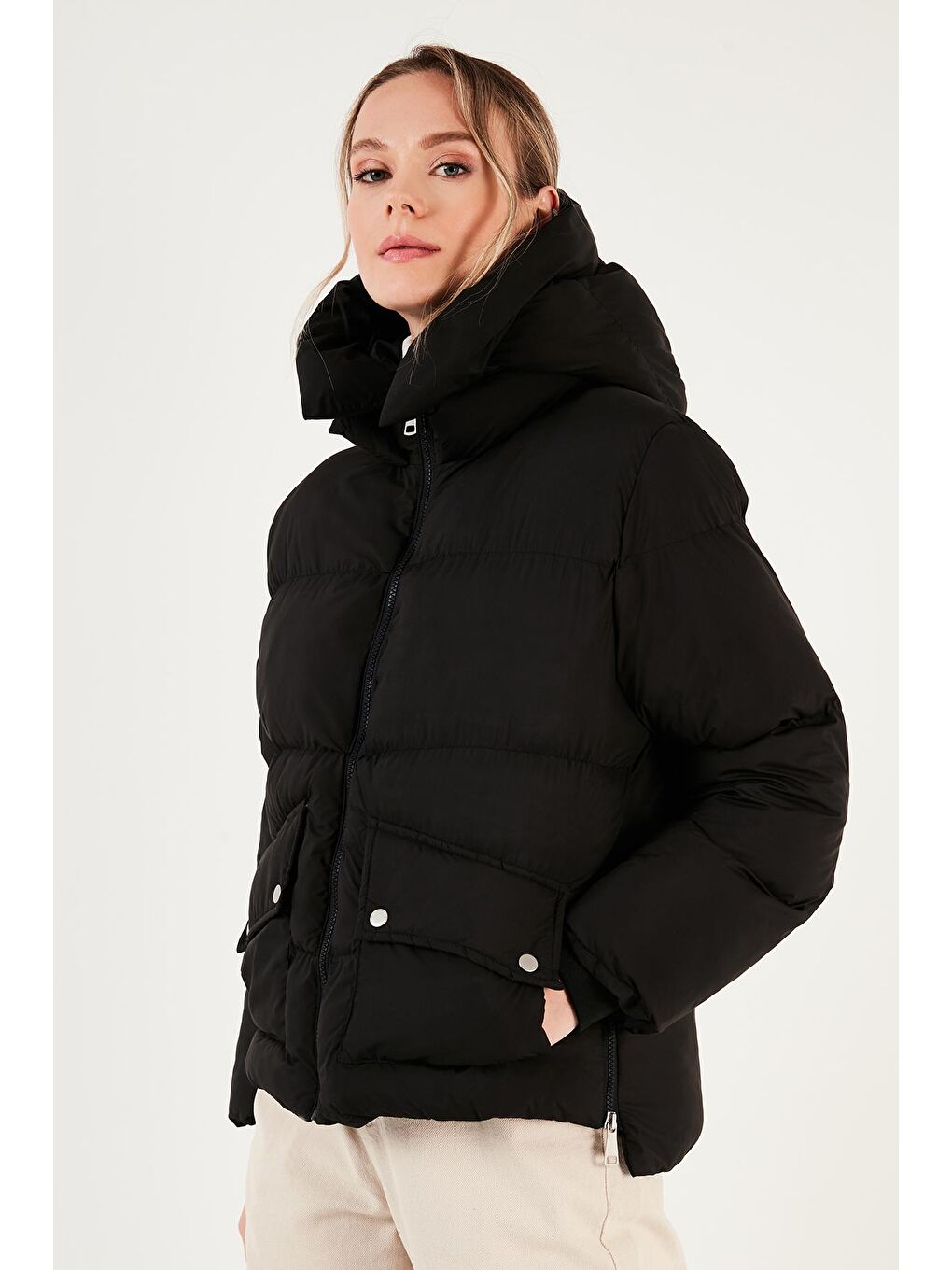 Siyah Fermuar Detaylı Regular Fit Kapüşonlu Şişme Mont 497Pearl-1