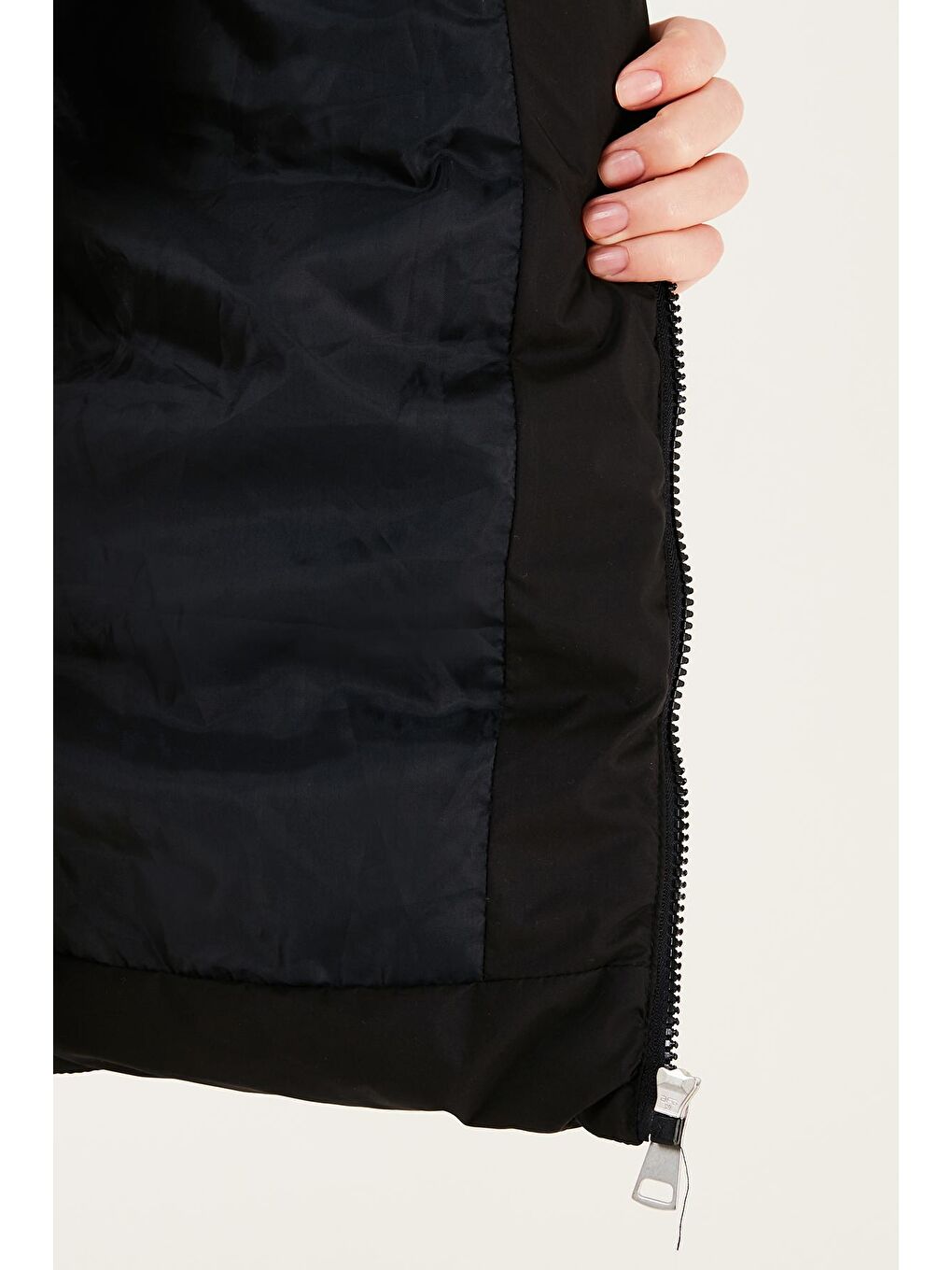 Siyah Fermuar Detaylı Regular Fit Kapüşonlu Şişme Mont 497Pearl-4