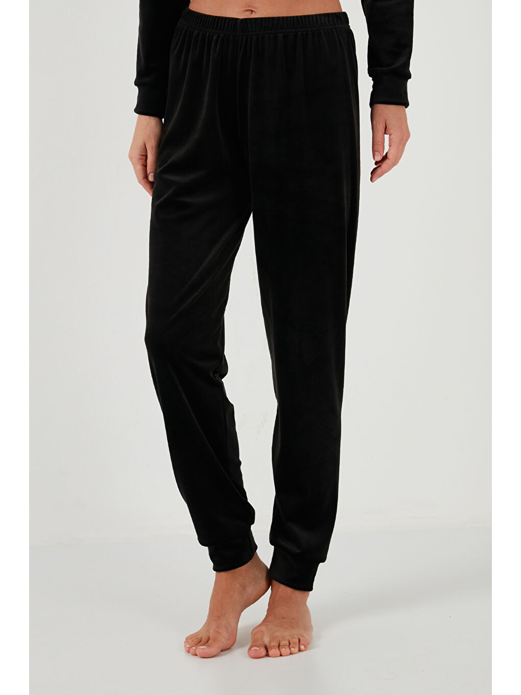 Siyah Parlak Kadife Ribanalı Kadın Pijama Takımı 6097110-5