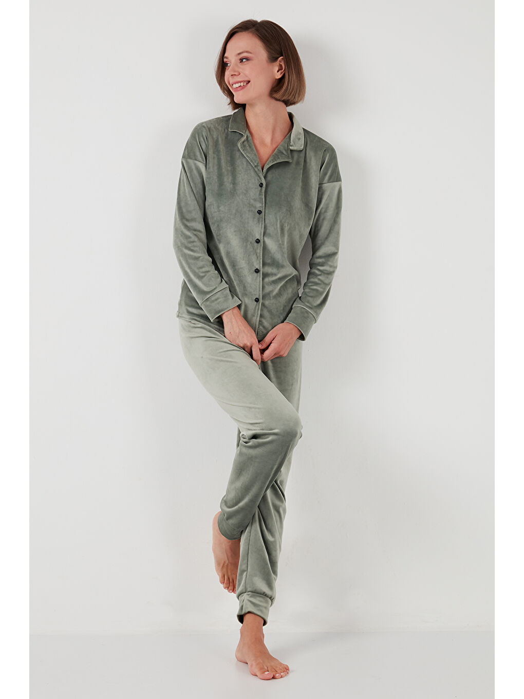 Yeşil Parlak Kadife Ribanalı Kadın Pijama Takımı 6097110-5