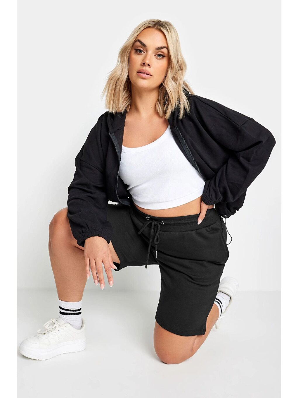 Siyah Büyük Beden Cepli Beli Büzgülü Rahat Kesim Şort 303204-1