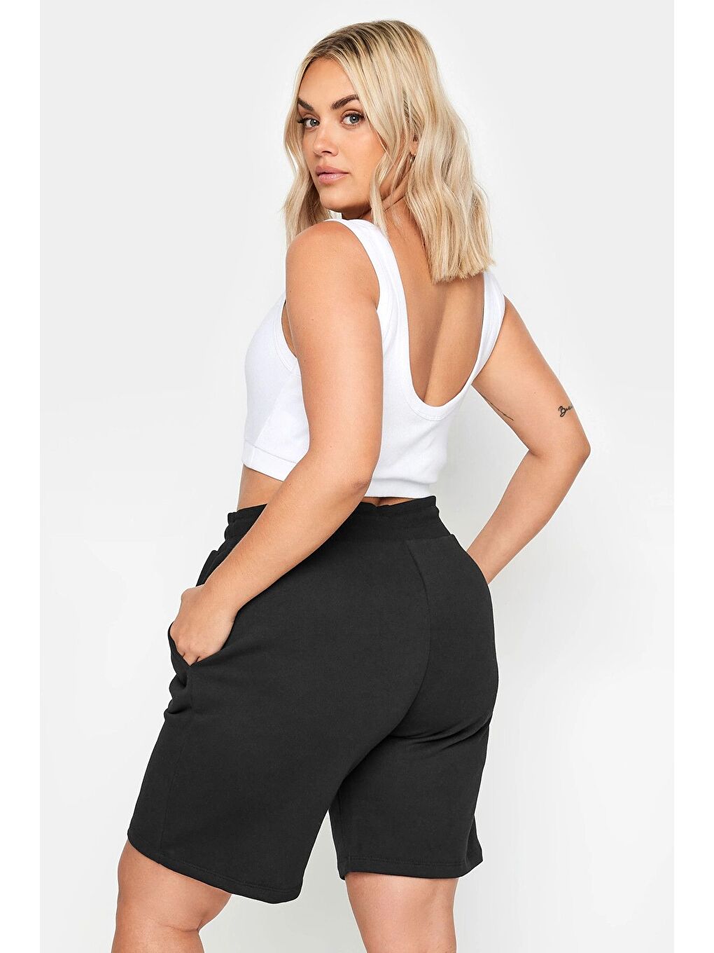 Siyah Büyük Beden Cepli Beli Büzgülü Rahat Kesim Şort 303204-4