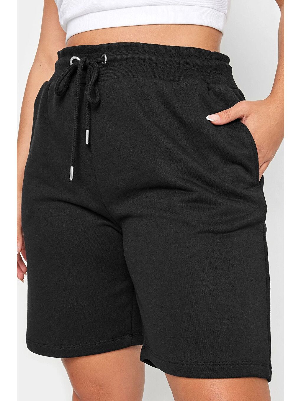 Siyah Büyük Beden Cepli Beli Büzgülü Rahat Kesim Şort 303204-5