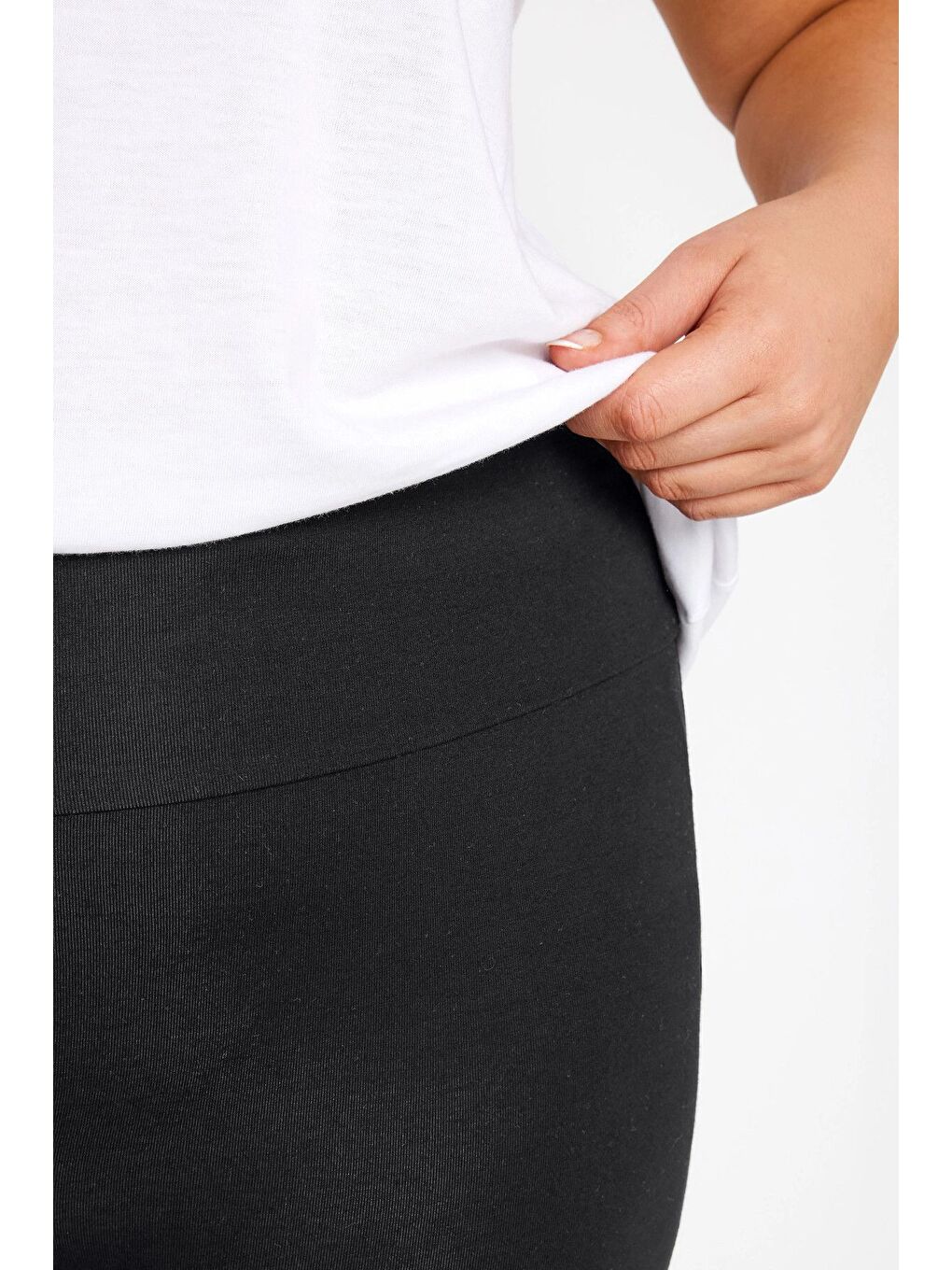 Siyah Büyük Beden Beli Lastikli Yumuşak Dokulu Kısa Tayt 038392-3