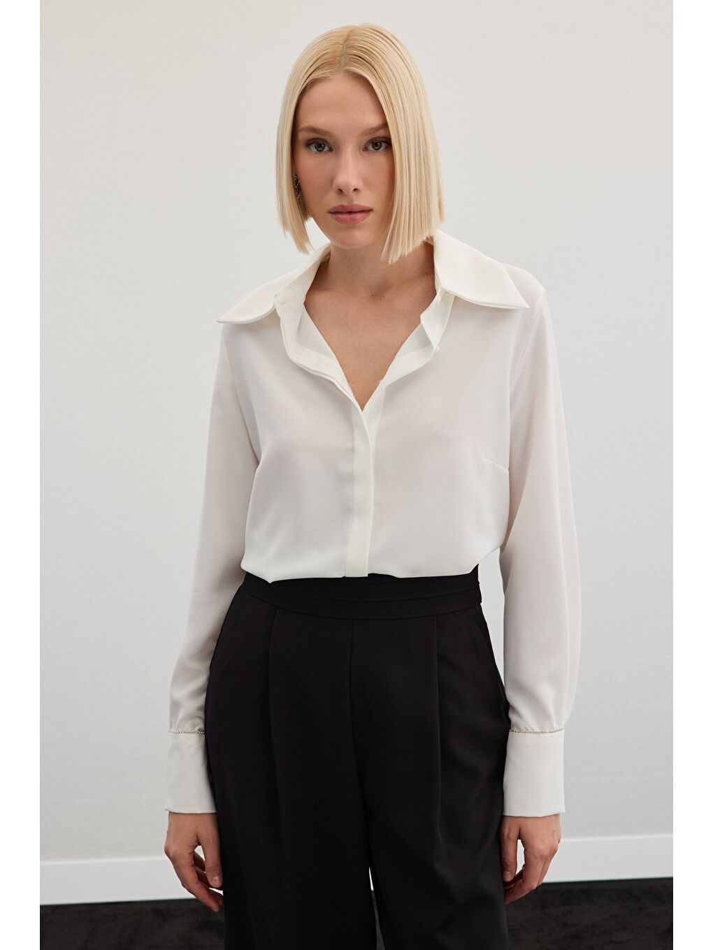 Aksesuarlı Klasik Gömlek - Ekru-4