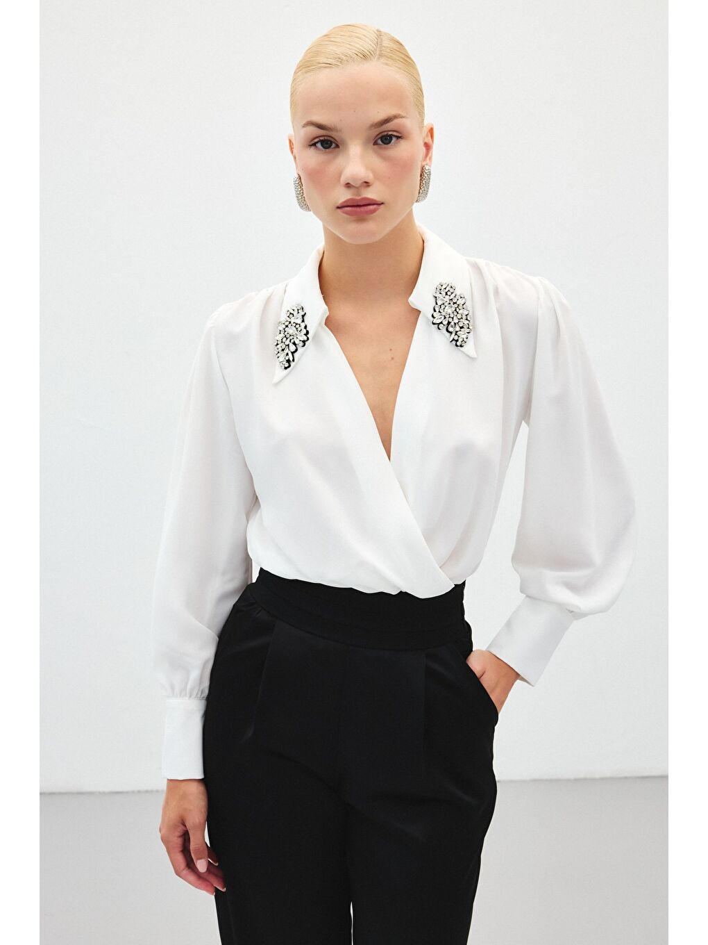 Aksesuar Detaylı Bodysuit Bluz - Ekru