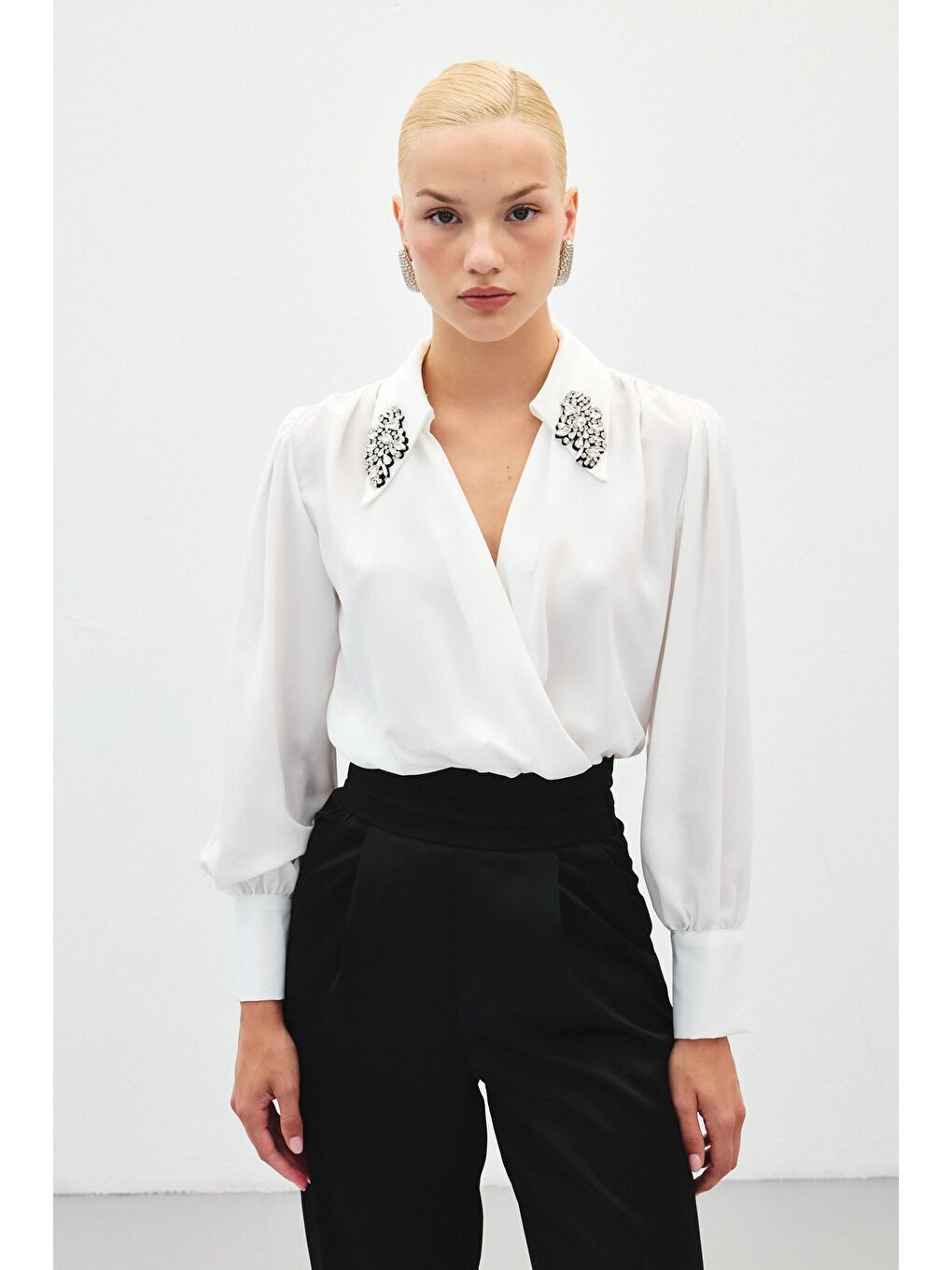 Aksesuar Detaylı Bodysuit Bluz - Ekru-1