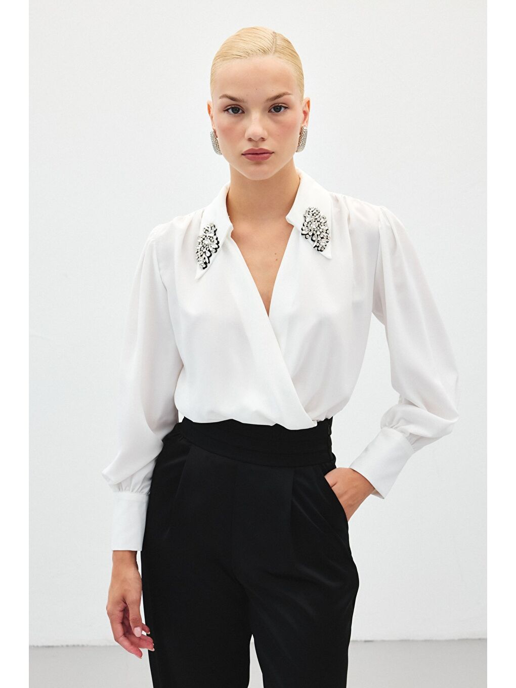 Aksesuar Detaylı Bodysuit Bluz - Ekru-2