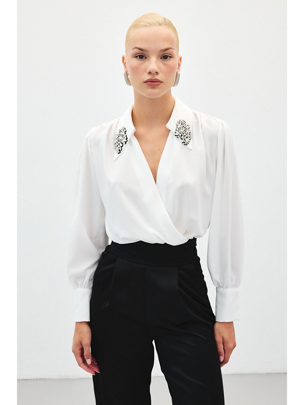 Aksesuar Detaylı Bodysuit Bluz - Ekru-3