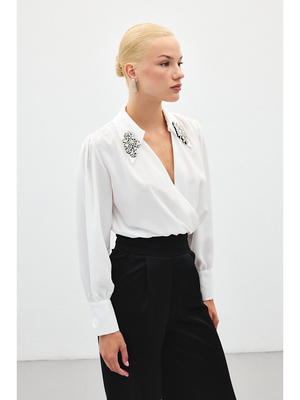 Aksesuar Detaylı Bodysuit Bluz - Ekru-4