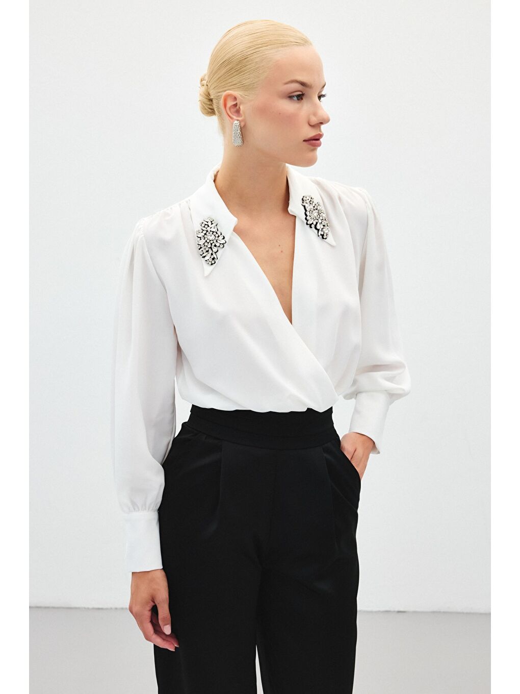 Aksesuar Detaylı Bodysuit Bluz - Ekru-5