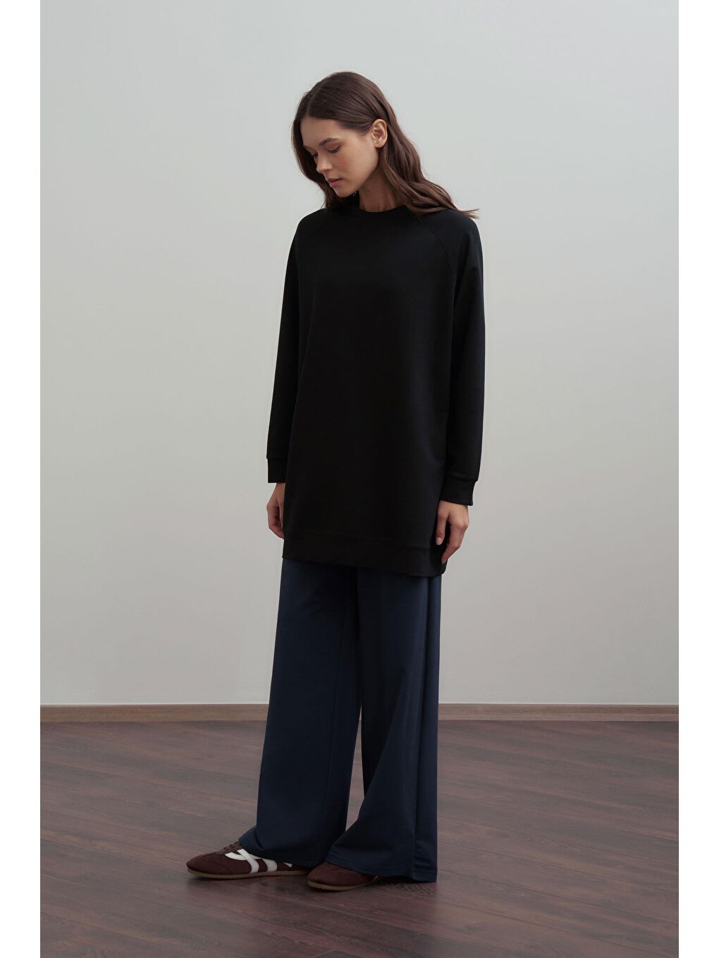 Siyah-Bisiklet Yaka Reglan Kol Sweatshirt-1